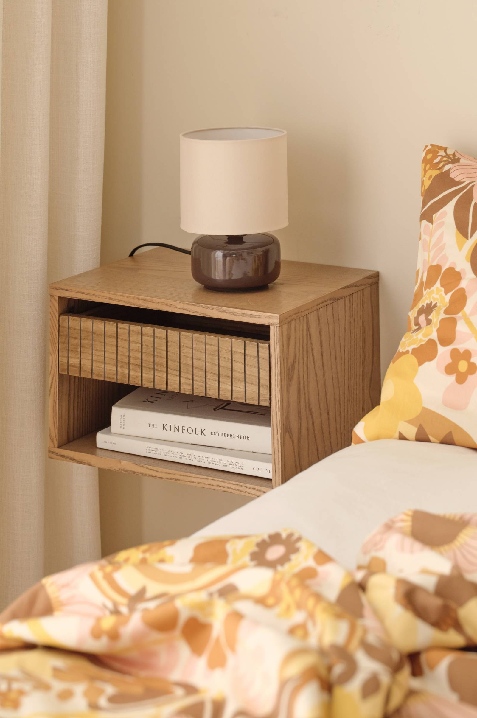 Nattbord / Vegghylle Bedsidetable/storage Roma